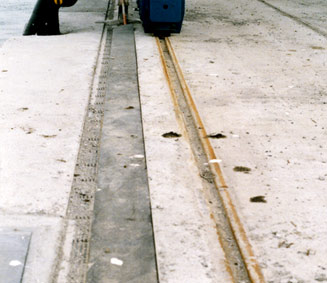 Detalle de sistema levantachapas en un canal de carriles tomacorrientes con cubierta de chapa