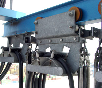 Detail of fixed trolley and travelling trolley with elastic system for acceleration control
