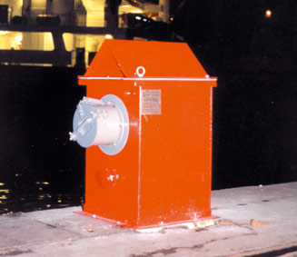 Detalle de toma de corriente por enchufe tipo MONAGUILLO con enchufe principal III+T de 630 A-1000V